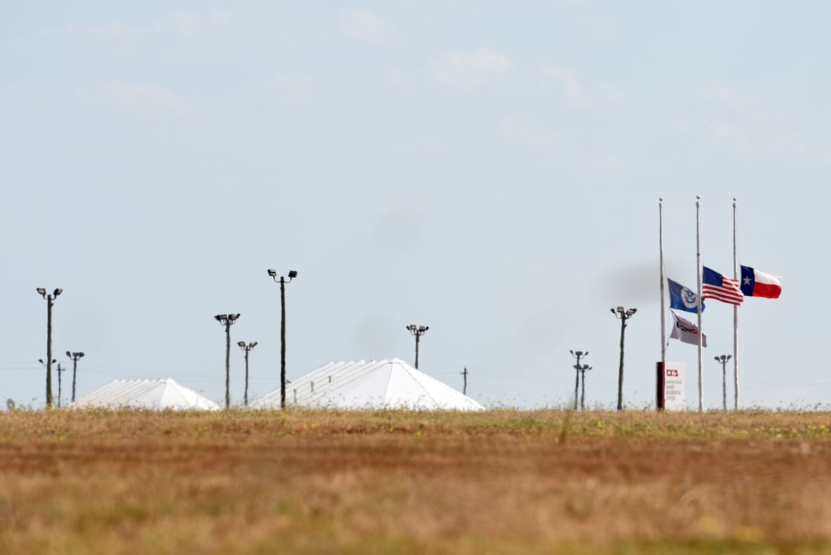 El techo blanco es visible sobre el campo con la bandera de EE. UU. Y Texas.