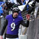 El ex futbolista de los Baltimore Ravens, Justin Tucker, viendo el regreso de la NFL