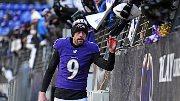 El ex futbolista de los Baltimore Ravens, Justin Tucker, viendo el regreso de la NFL