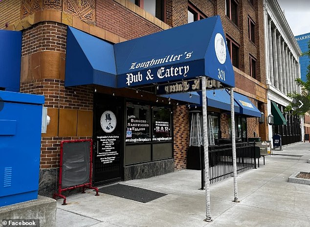 El barman de Loughmiller's Pub & Eatery, Scott Bennett, le dijo a Fox59.com que Sánchez pensó que le habían disparado después de golpear a los aliados la madrugada del sábado en Indianápolis.