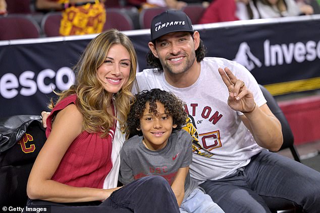 El exdelantero de la USC y la NFL Mark Sanchez a la derecha, con su esposa Perry y su hijo Daniel