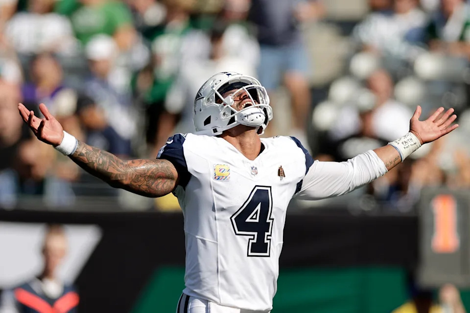 Dak Prescott y Cowboy descendieron en muchas de las piezas más importantes para el crimen y todavía pasaron un gran día en el camino contra los aviones. (AP Photo/Adam Hunger)