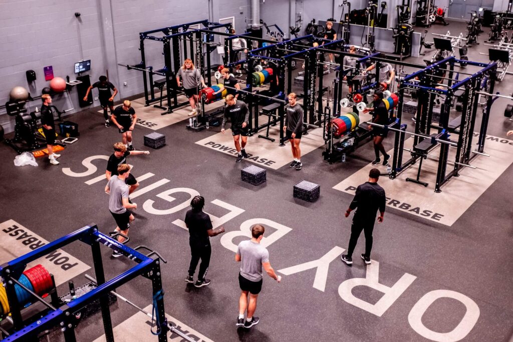 Dentro de la Academia de la NFL: 6:30 p.m. Sesiones deportivas, colegio y 68 alumnos con un sueño