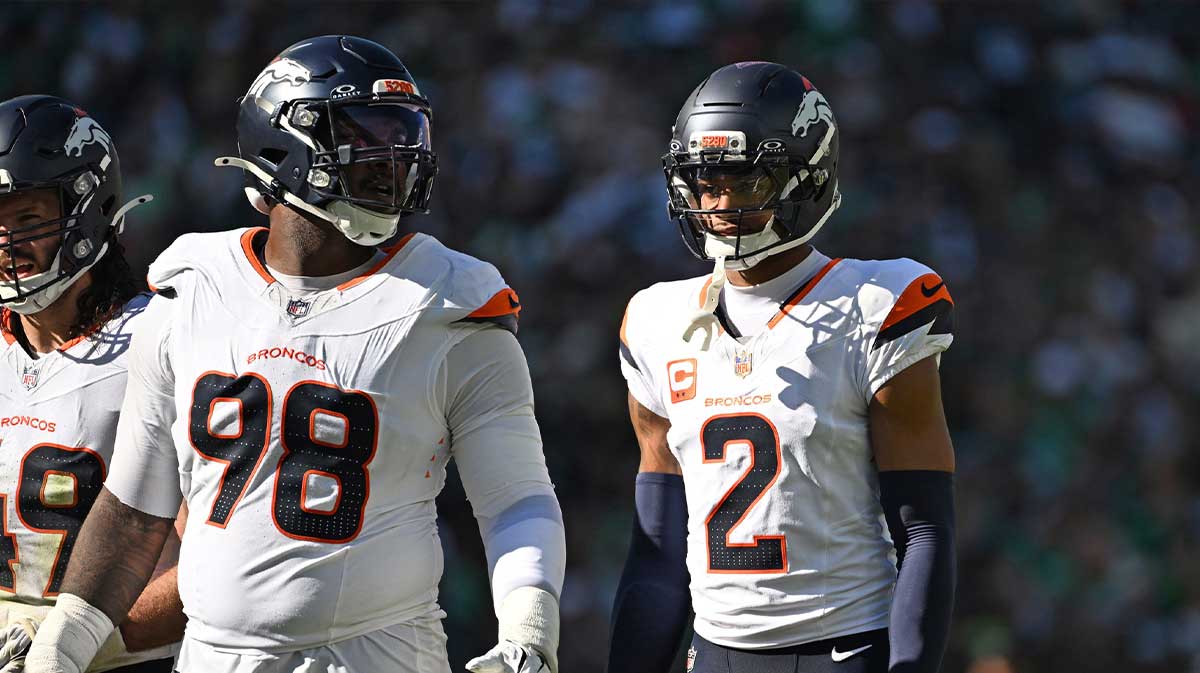 Defensa de los Denver Broncos John Franklin-Myers (98) y el esquinero Pat Surstain II (2) contra Philadelphia Eagle