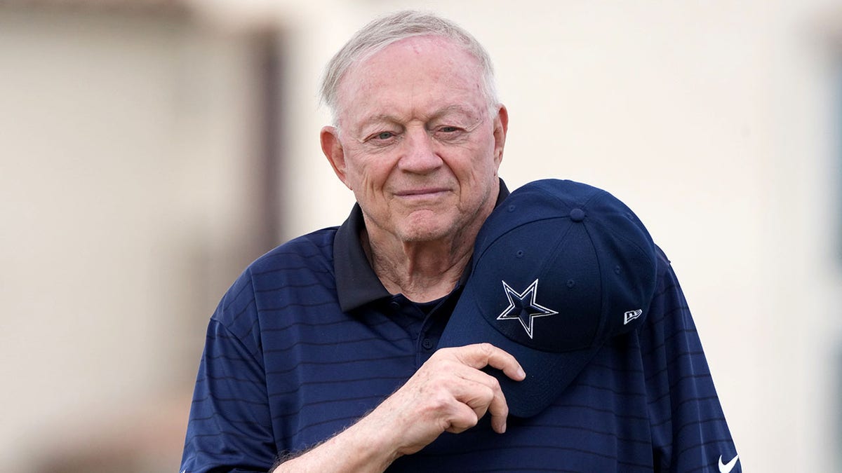 Jerry Jones en California