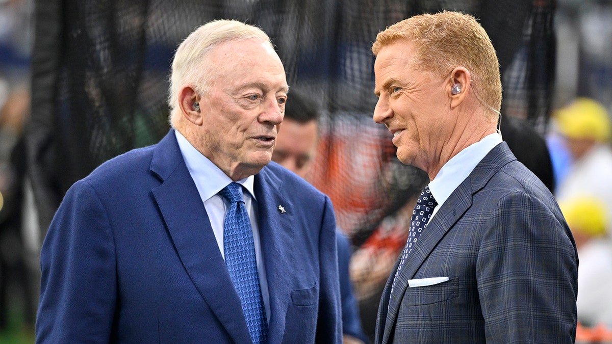 Jerry Jones y Jason Garrett se comunican