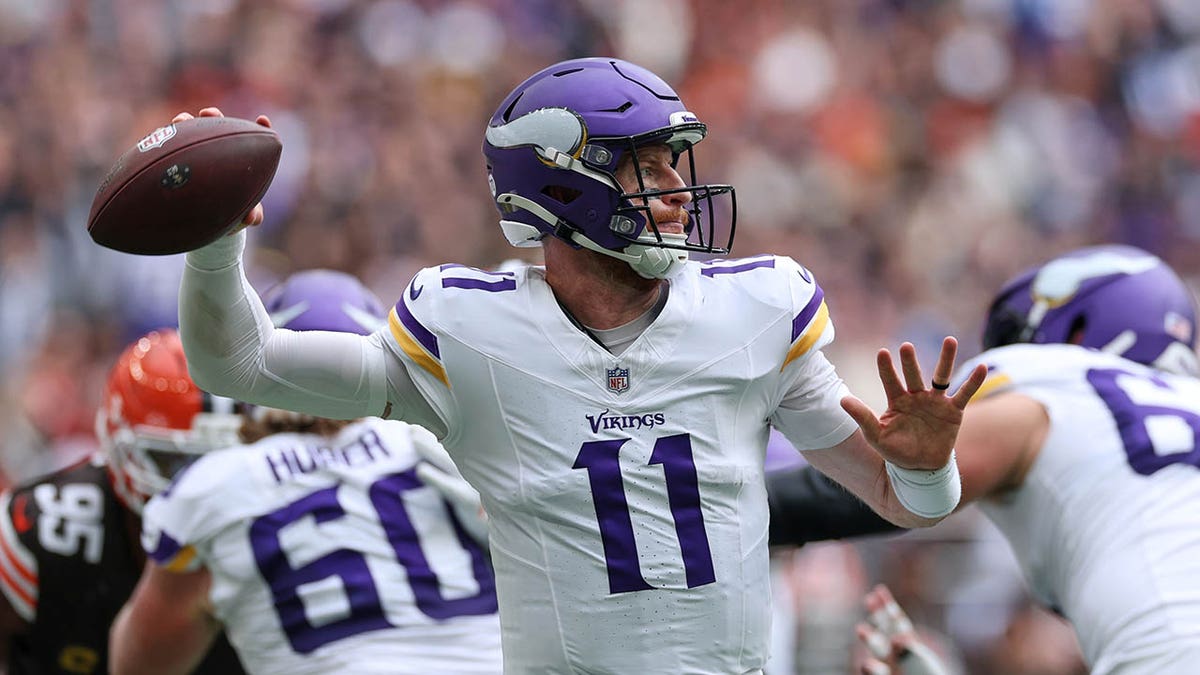 Carson Wentz lanza la pelota