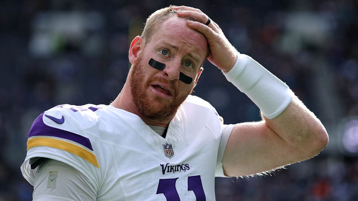 Carson Wentz se frota la cabeza