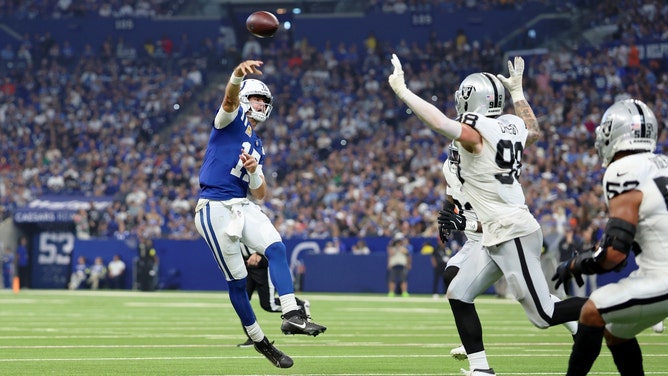 Indianapolis QB Daniel Jones desciende contra Las Vegas Raiders en Lucas Oil Stadium. (Crédito de la foto: Trevor Ruszkowski-Imagn Imágenes)