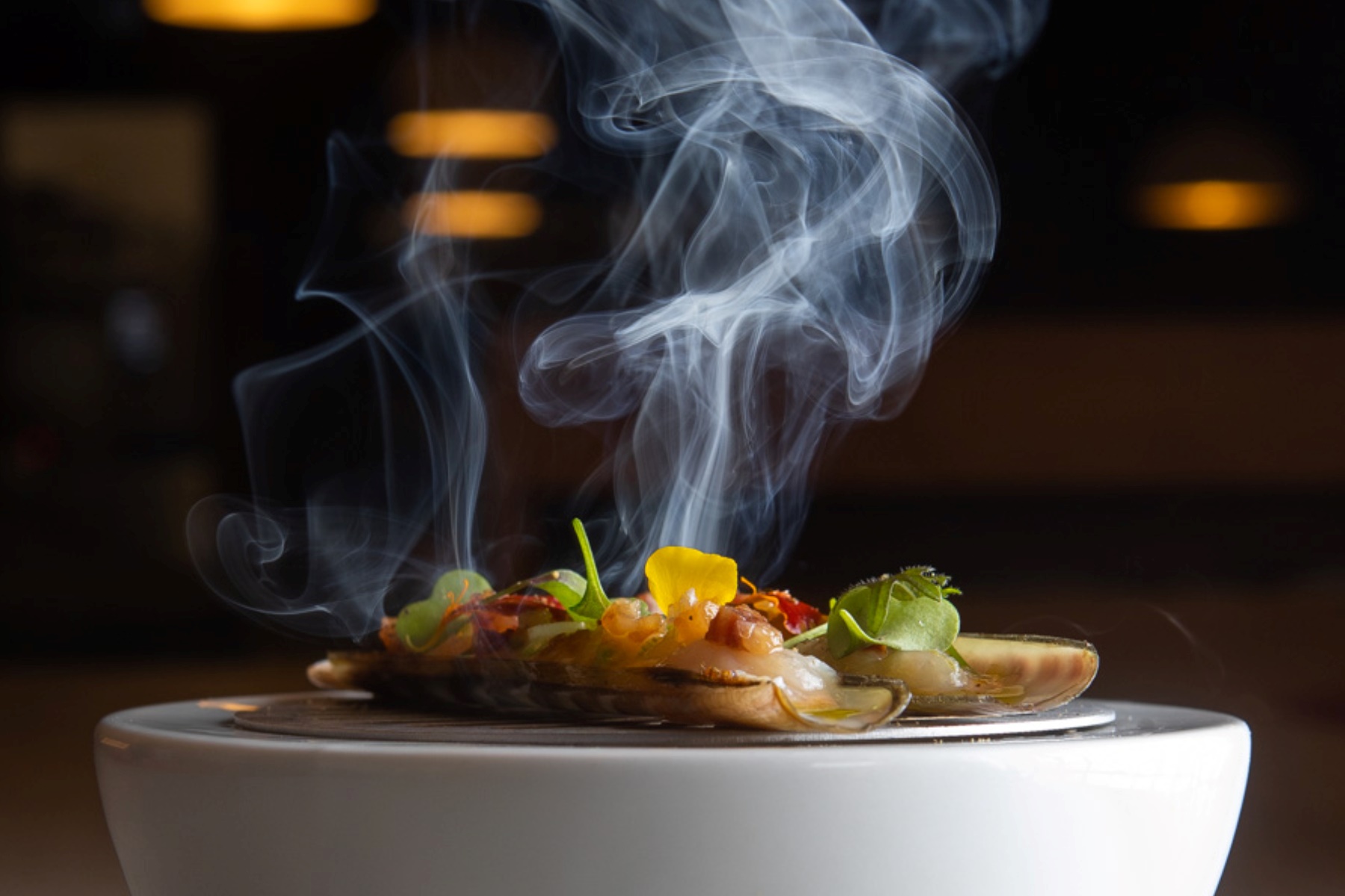 Navajas, mayonesa de kimchi, papada ahumada y pimientos en El Taller de Seve Díaz, un restaurante de una estrella en el Puerto de la Cruz. © Enri Mora / El Taller de Seve Díaz