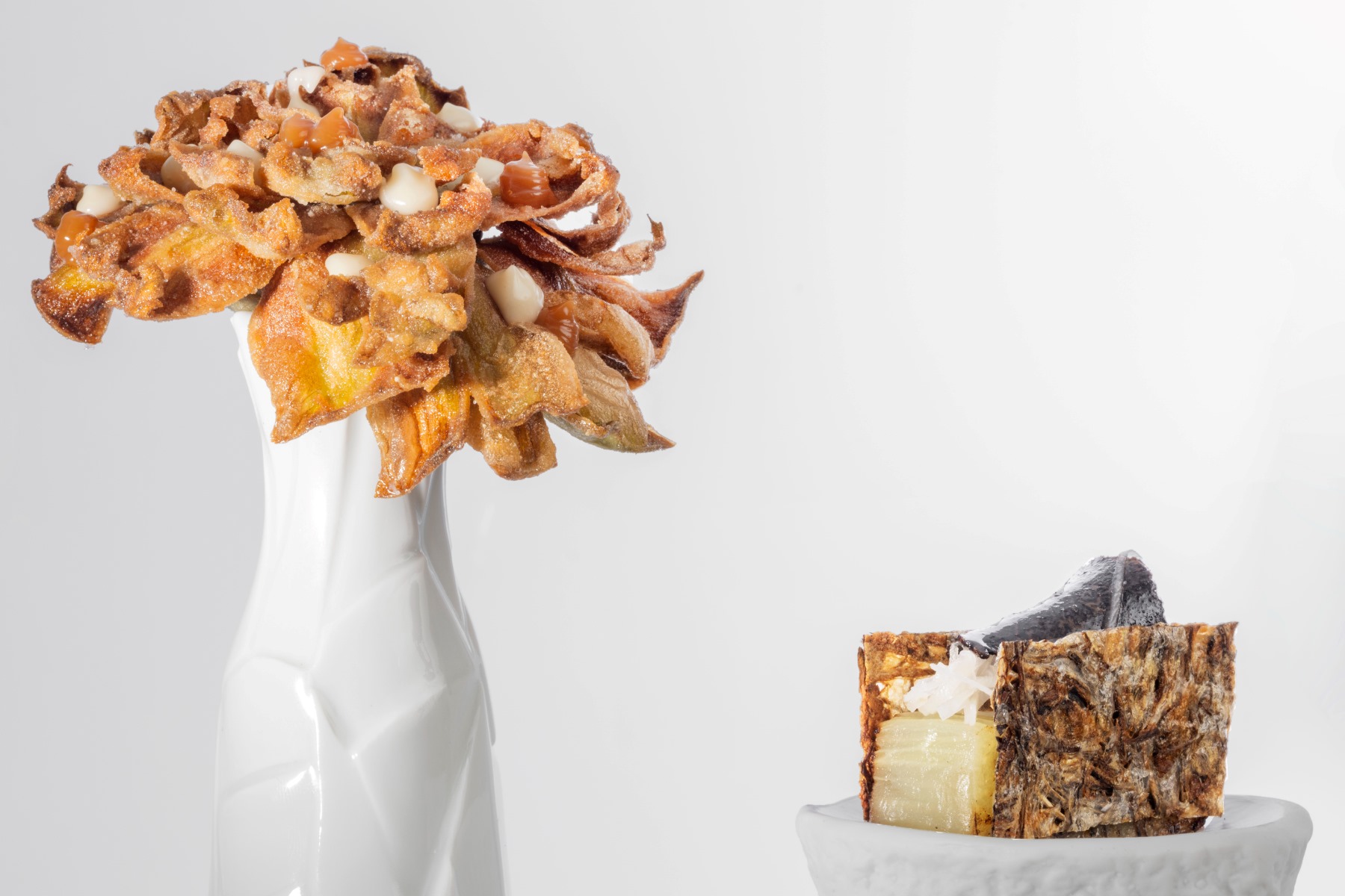 La flor de alcachofa y su sopa con acelgas y foie gras, Akelaàe, de la mano del chef Pedro Subijana Akelaàe, restaurante con tres estrellas MICHELIN, Donostia / San Sebastián. © Akela