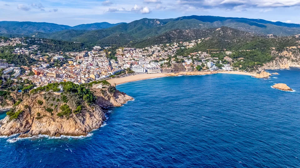 Vista aérea de la ciudad y la bahía de Tossa de Mar - vista de drones. Cataluña, Costa Brava, España