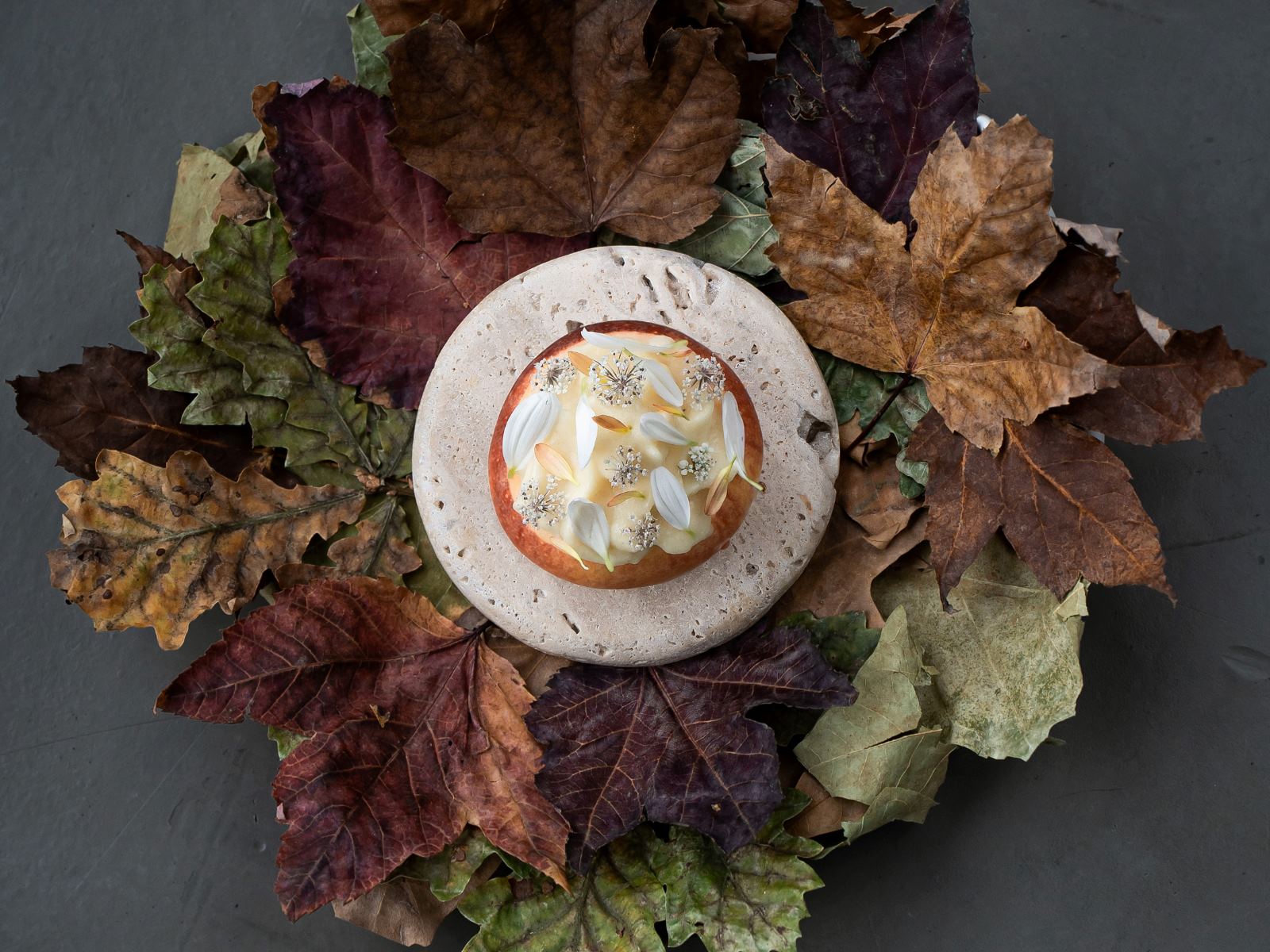         Manzana Meana de Asturias rellena de cuajada de oveja, miel de Canpezu y migas de maíz, Islares, restaurante Una Estrella MICHELIN en Bilbao. © Haydé Negro / Islares