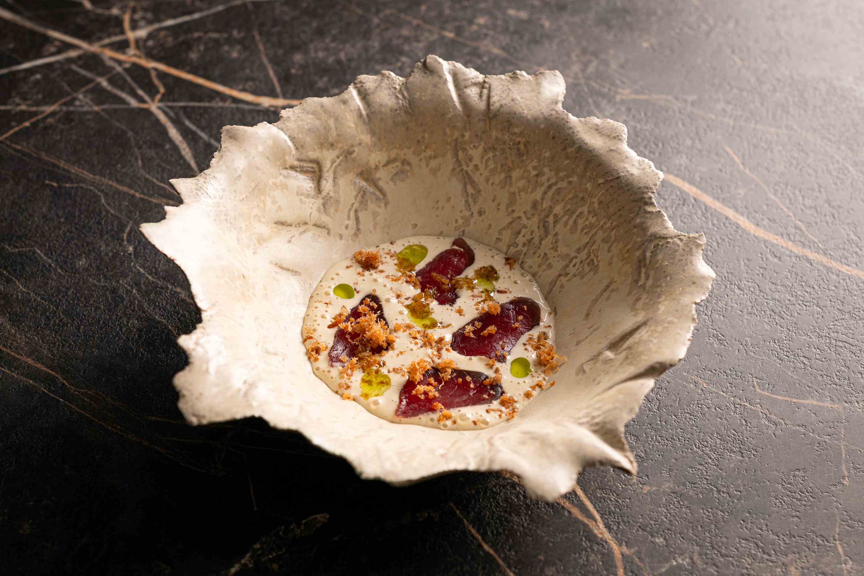 Una versión del clásico italiano vitello tonnato se sirve en Mare, un restaurante Una Estrella MICHELIN en Cádiz. © Peter Marconi / Yegua