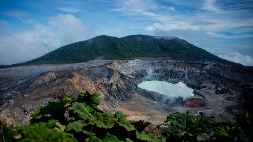 El volcán «paradisíaco» extremo en Costa Rica es como un pedazo del antiguo Marte a nuestras puertas – La Tierra desde el espacio