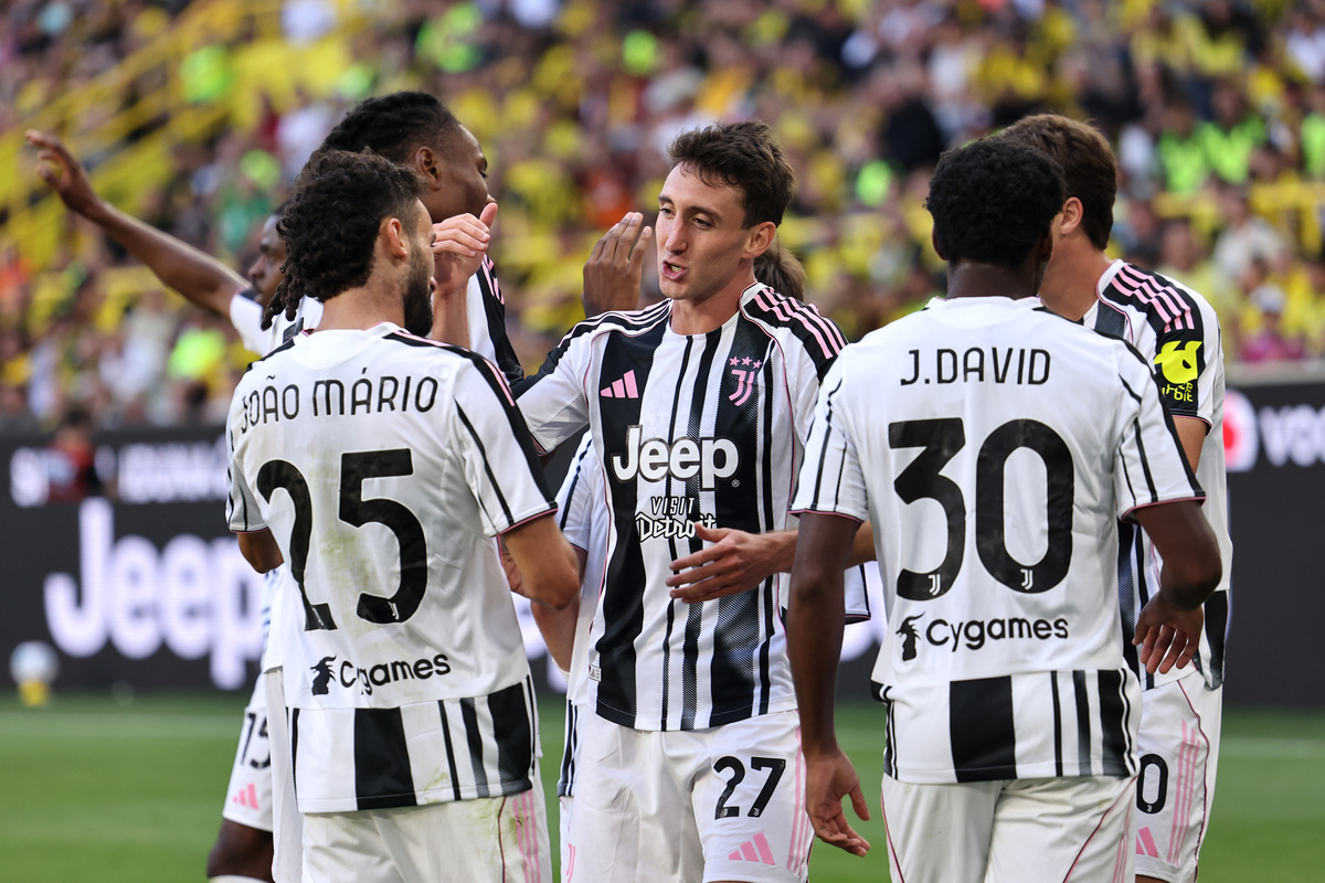 DORTMUND, ALEMANIA - 10 DE AGOSTO: 2025 10 de agosto Andrea Cambiaso de Juventus celebra marcar el segundo gol de su equipo durante el amistoso de pretemporada entre Borussia Dortmund y Juventus FC en Signal Iduna Park en Dortmund, Alemania. (Foto de Christof Koepsel/Getty Images)