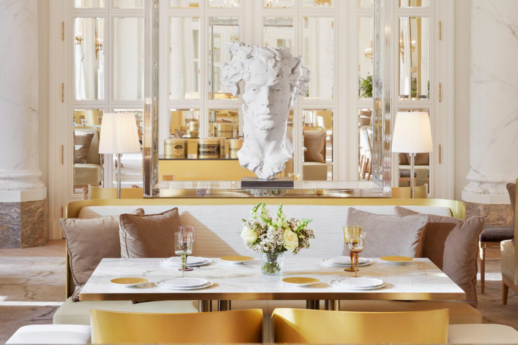 El restaurante de dos estrellas MICHELIN Deessa Mandarin Oriental Ritz, un hotel emblemático de Madrid con tres llaves MICHELIN, representa la armonía entre la alta cocina y un alojamiento excepcional. © Manolo Yllera / Deessa