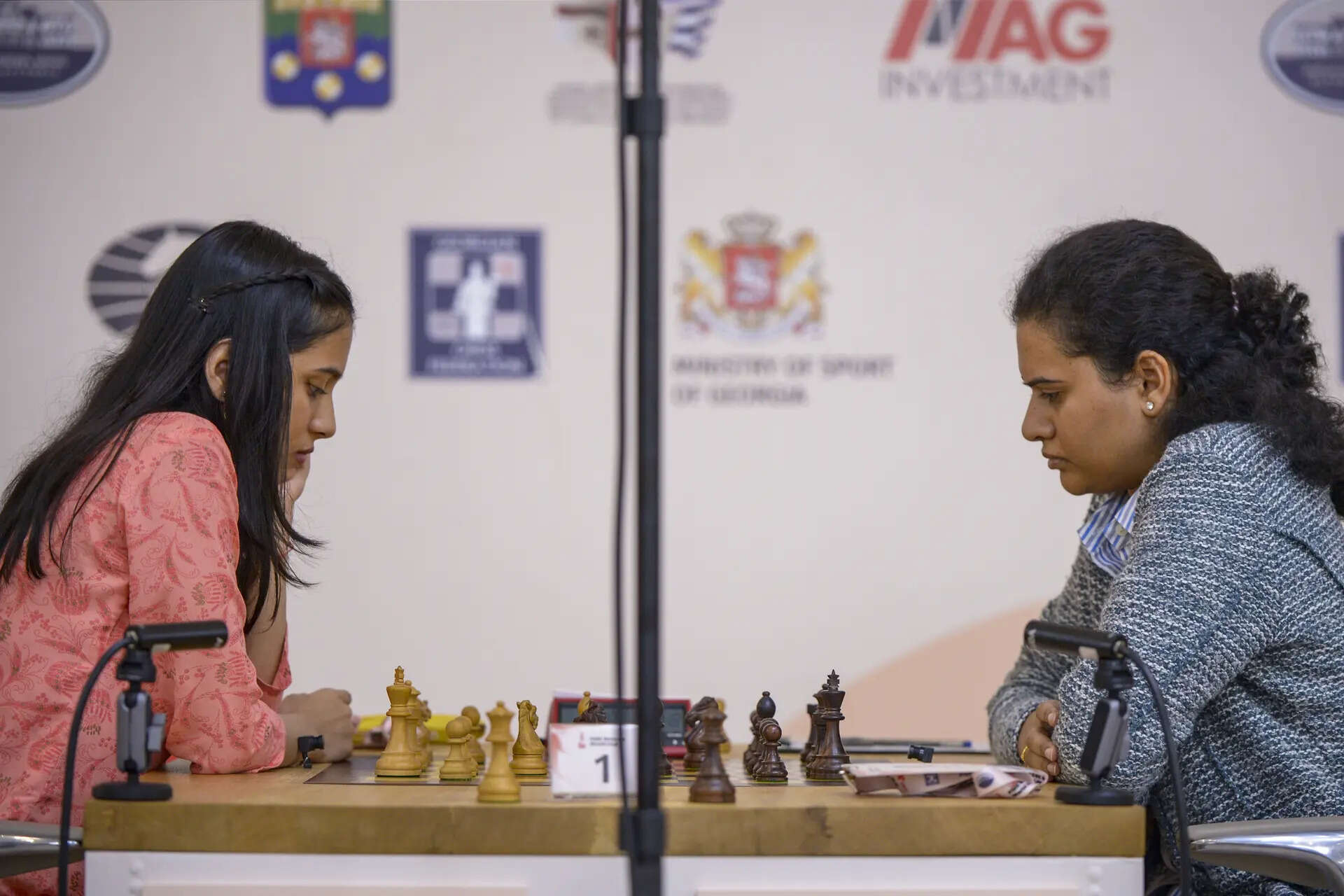 Divya Deshmukh contra Koneru Humpy (FIDE/Andrei Anosov) en la final de la Copa Mundial Femenina FIDE 2025
