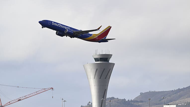 Mujer de Contra Costa Co. acusada de agredir a la tripulación de vuelo, al personal de la SFO y a un funcionario de aduanas