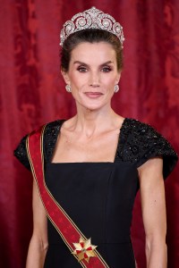 La reina Letizia presenta en Madrid una rara tiara real de Cartier