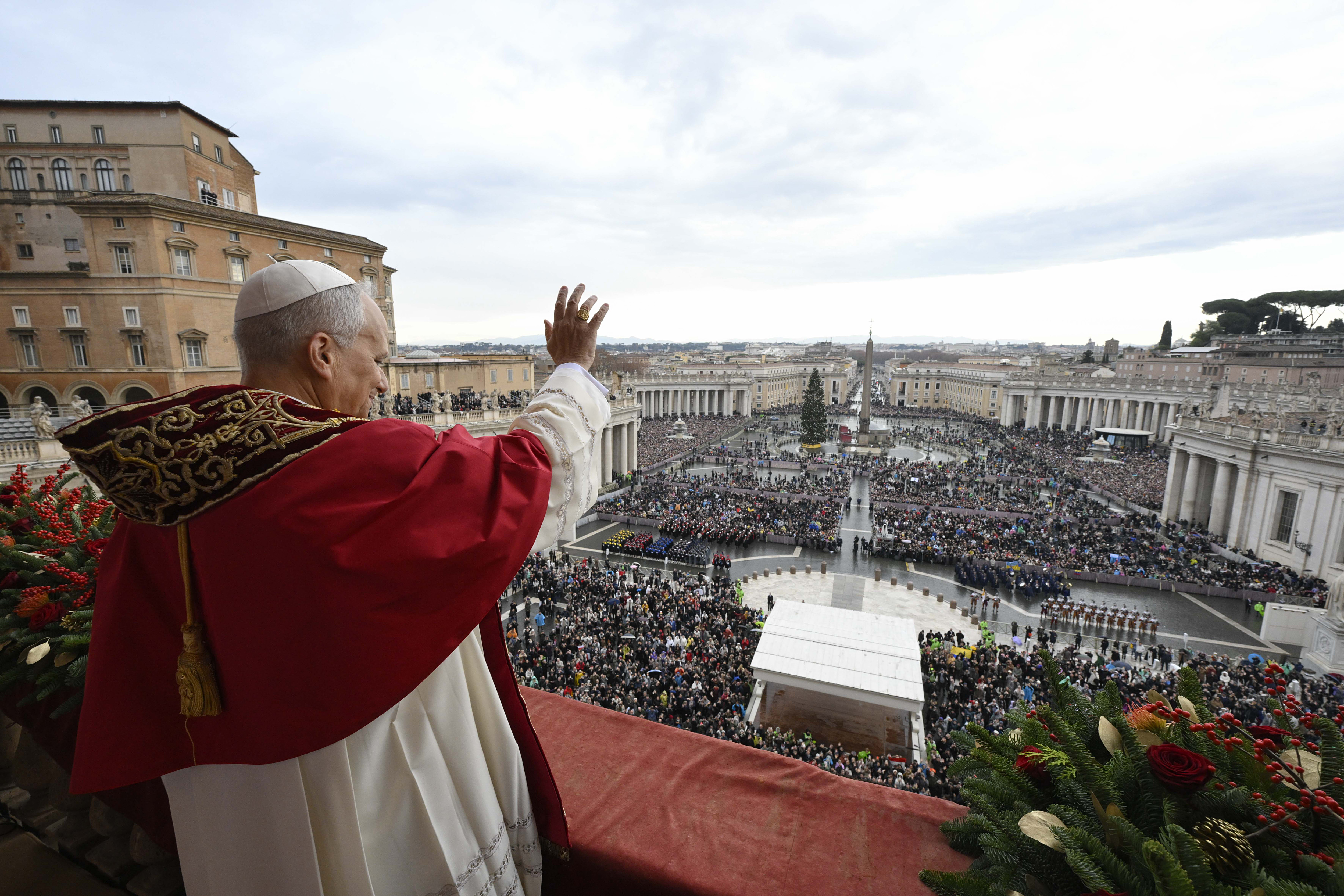 Papa León XIV San Bendición Urbi et Orbi de Navidad a la multitud en la Plaza de San Pedro.
