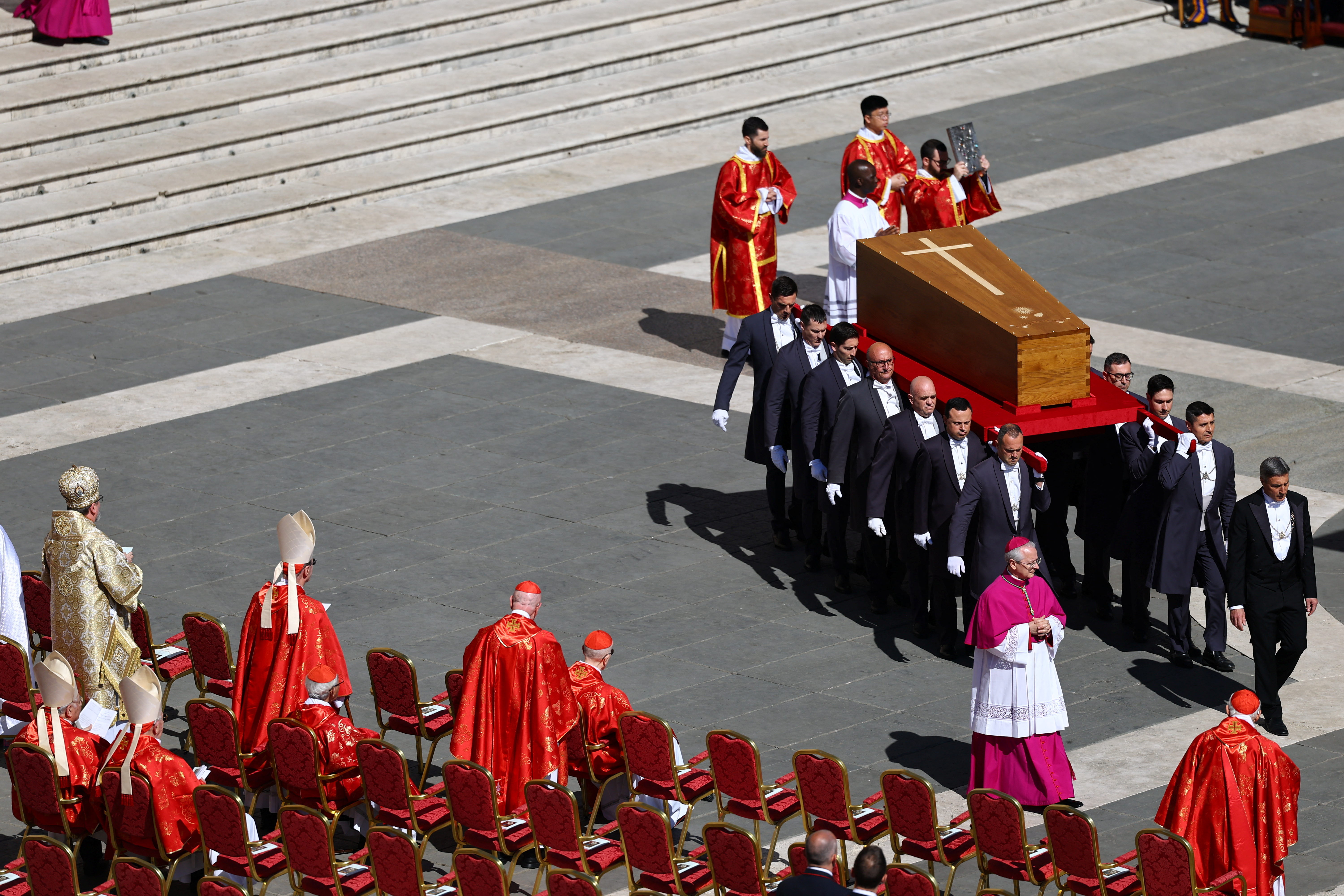 El ataúd del Papa Francisco durante su misa fúnebre en la Plaza de San Pedro.