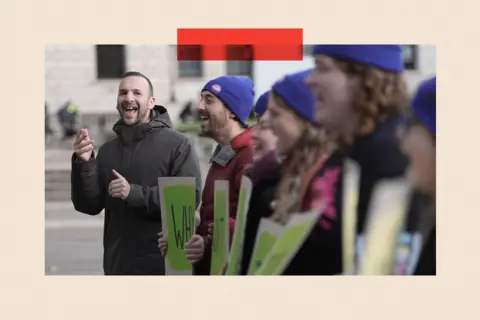 El líder del Partido Verde de PA Wire, Zack Polanski, se alinea con otros activistas 
