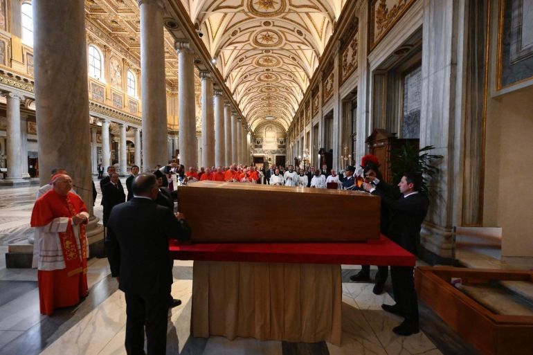 Miles de personas visitaron la tumba del Papa Francisco en Roma el día después del funeral Noticias de religión