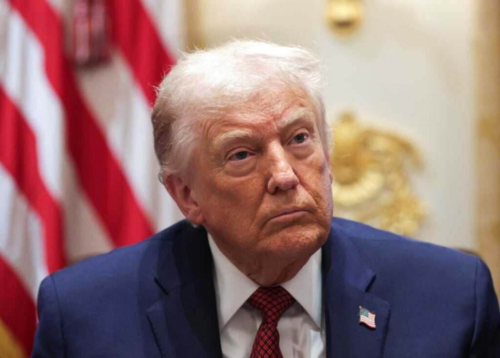 Trump se dirigirá a la nación mientras su popularidad cae en medio de preocupaciones económicas: NPR