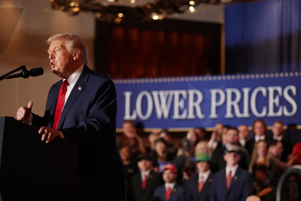 Los estadounidenses están cada vez más enojados por el manejo de la economía por parte de Trump, según una encuesta