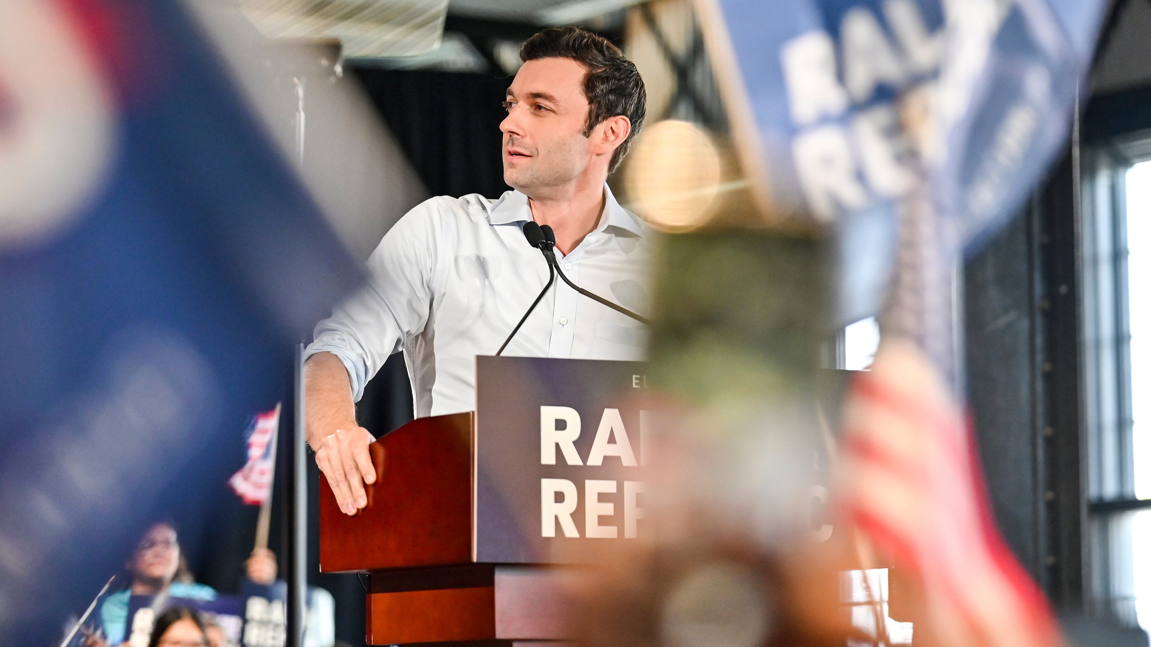 El senador estadounidense Jon Ossoff, en la foto de julio. en un mitin en Savannah, postulándose para la reelección en 2026. (Sarah Peacock 2025 AJC)