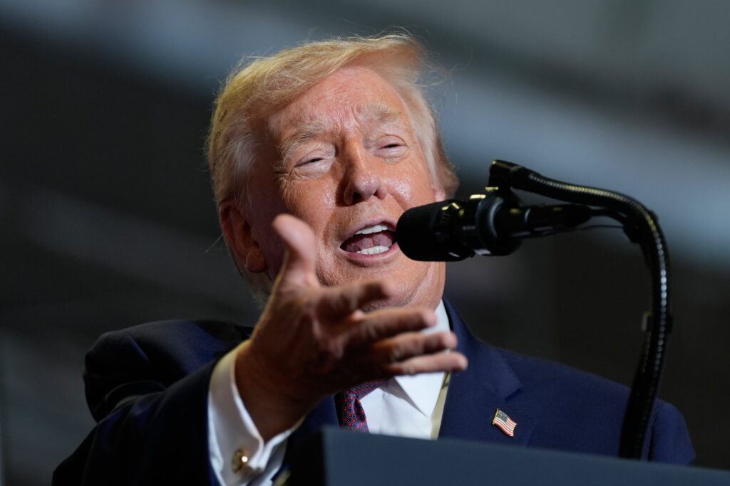 Trump muestra su agenda económica en un rugiente discurso en un mitin en Carolina del Norte después de la divulgación parcial de los archivos de Epstein