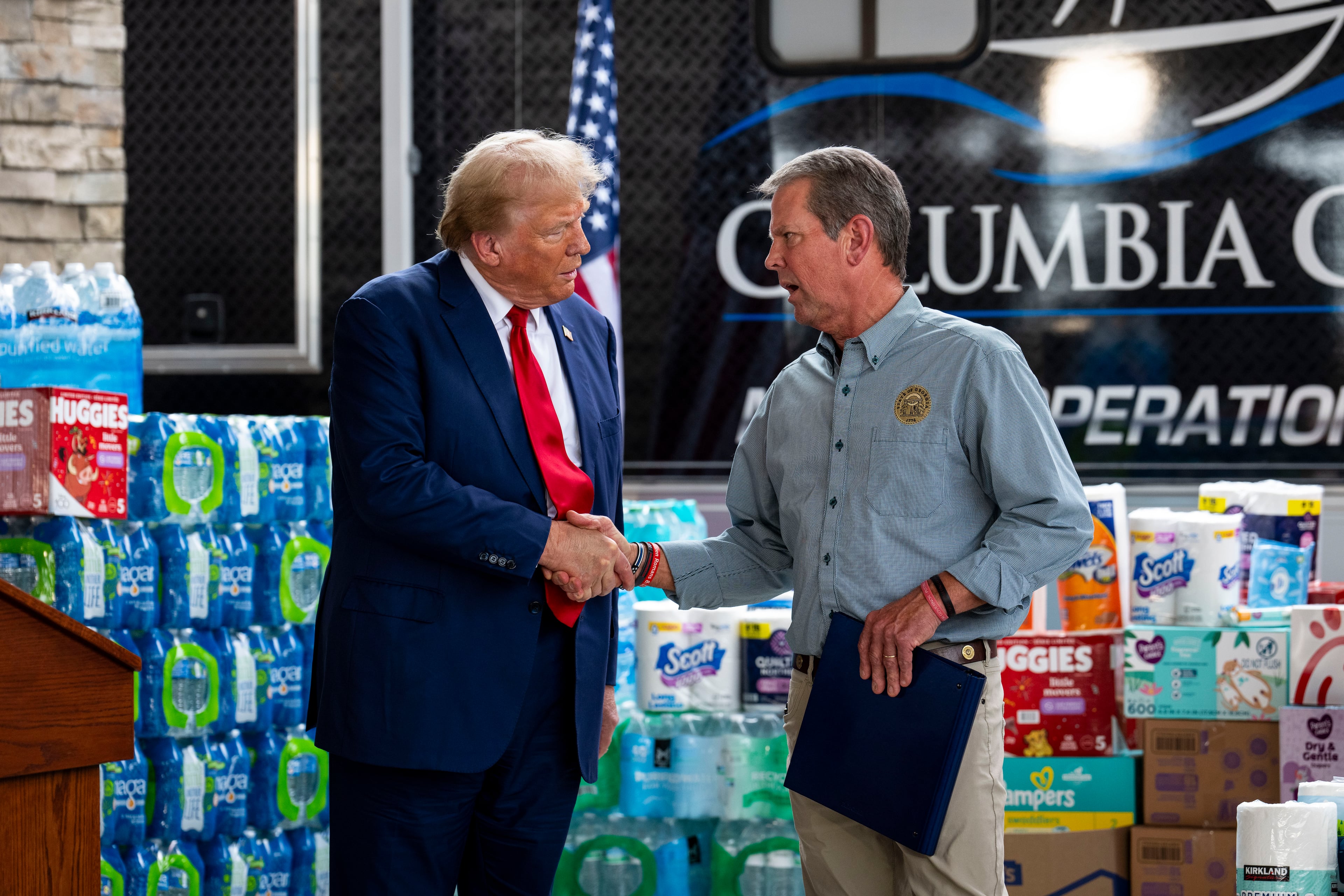 El gobernador de Georgia, Brian Kemp (derecha), en la foto con el presidente Donald Trump durante una conversación sobre la recuperación del huracán Helene de 2024. en octubre, pudo caminar sobre la cuerda floja política y mantener a Trump a distancia sin enemistarse con el presidente o su base de votantes. (Doug Mills/NY Times, 2024)