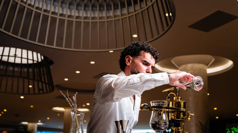 En el bar, los huéspedes pueden elegir entre cinco bebidas y seleccionar bebidas para diferentes estados de ánimo.