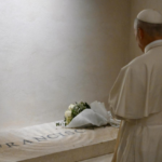 El Papa León visita la Basílica de Santa María la Grande; rezando ante la tumba del Papa Francisco