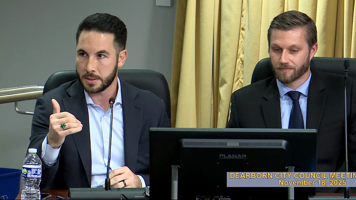 El alcalde de Dearborn, Abdullah Hammoud, habla en una conferencia de prensa