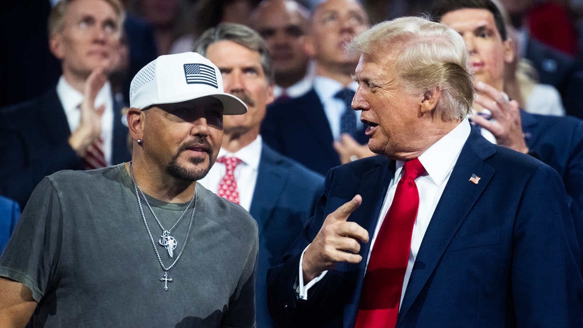 Jason Aldean habla con Donald Trump