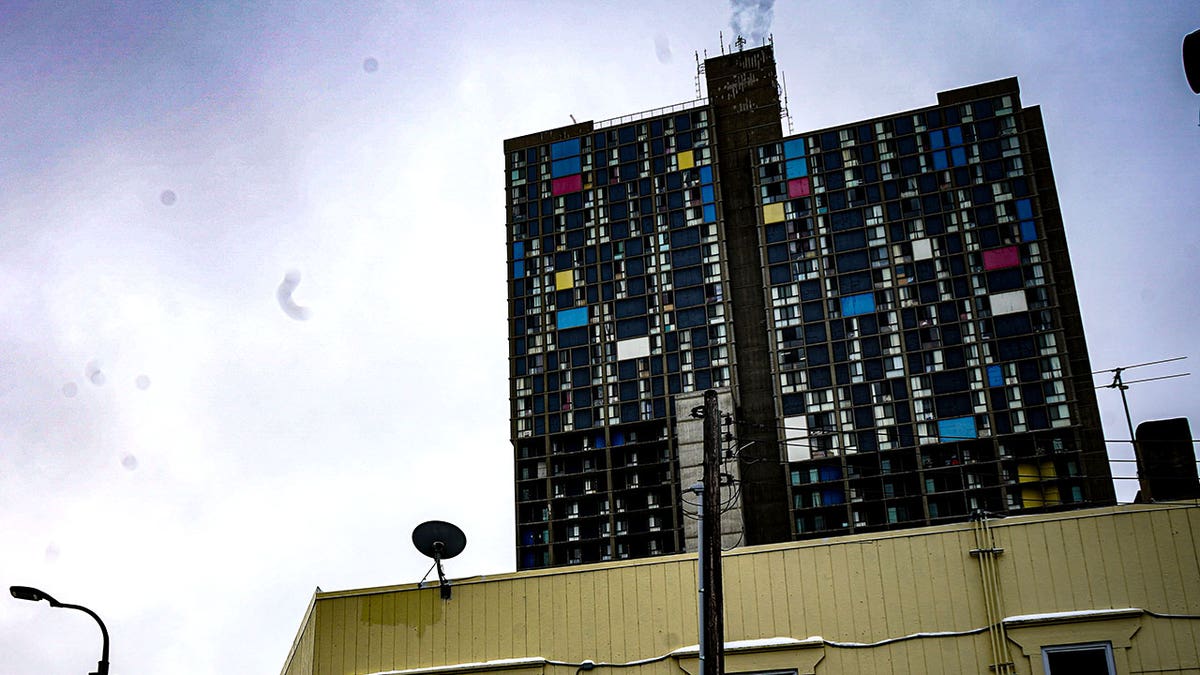 Una vista de un edificio de gran altura en el barrio somalí de Minneapolis.