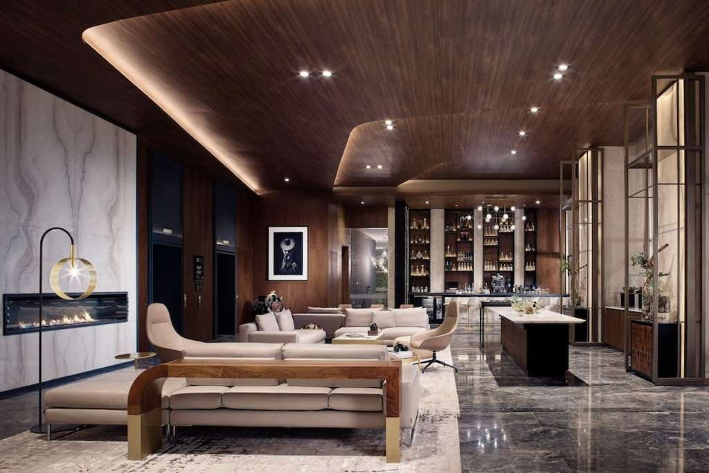 El vestíbulo del hotel de lujo recién inaugurado muestra el diseño elevado, el ambiente y las innovaciones centradas en el huésped que definen a los hoteles modernos en la era digital. — Foto de Shiji