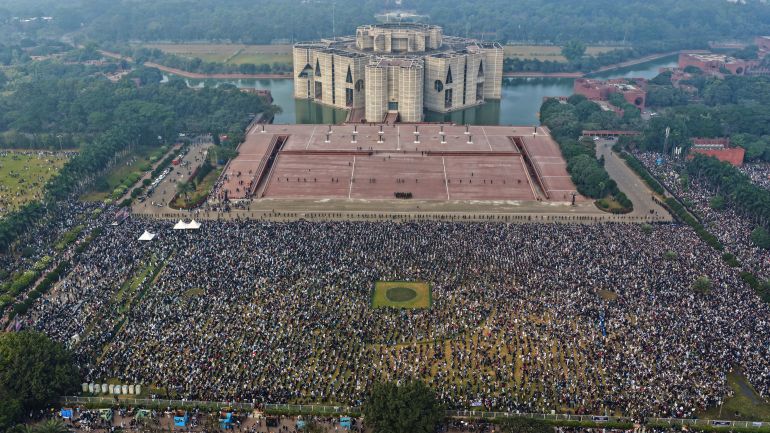 Miércoles, 2025 Miles de personas se reúnen para asistir al funeral de la ex primera ministra Khaleda Zia frente al edificio del Parlamento Nacional en Dhaka, Bangladesh, el 31 de diciembre. (Foto AP/Mahmud Hossain Opu)