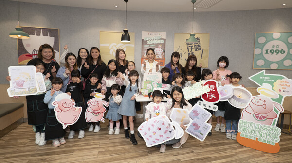 TJI invita a la celebridad Sarah Song y a un grupo de familias a participar en un taller de reciclaje de La Hora del Planeta como parte de sus esfuerzos de promoción ecológica.