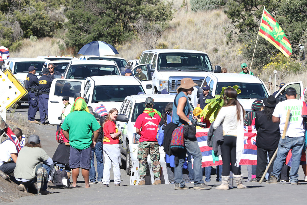 Temprano por la mañana, los vehículos del DLNR se detienen al final de la carretera que conduce a la cima del Mauna Kea. Los manifestantes idearon estrategias para tener múltiples capas de partidarios, creando una barrera para los trabajadores del TMT que intentaban llegar a la cima. en 2015, 24 de junio, foto de Cory Lum/Civil Beat