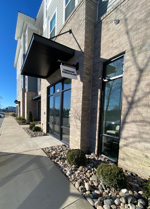 Forefront Dermatology abrió sus puertas en 1000 Knotts Point Lane, Suite 105 en el vecindario Harbor View de Suffolk. (Cortesía/Dermatología de vanguardia)