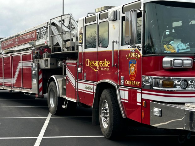 Camión con escalera del Departamento de Bomberos de Chesapeake, fotografiado en 2025. En diciembre (Nate Delesline III/The Virginian-Pilot)
