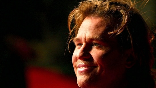 La estrella de Hollywood Val Kilmer murió el 1 de abril a la edad de 65 años en su casa de Los Ángeles. Kilmer es popular por sus papeles en películas como Top Gun y Batman Forever. (AP)