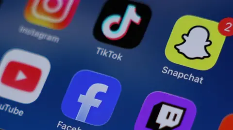 Reuters Un primer plano de la pantalla de un teléfono que muestra varias aplicaciones de redes sociales.