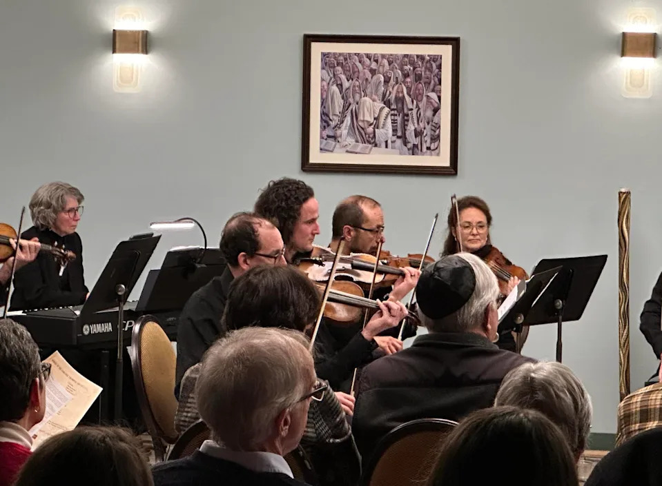 El autor (izquierda) toca en el Concierto de Violín de la Esperanza, dirigido y arreglado por Hal Kacanek y con instrumentos que sobrevivieron al Holocausto.