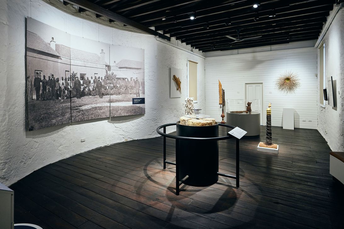 Hoy en día, los turistas que visitan la isla Rottnest pueden visitar el Museo Wadjemup o unirse a una variedad de recorridos culturales dirigidos por guías aborígenes locales.
