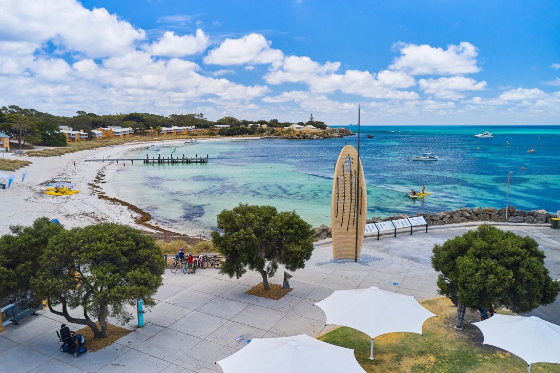 Koora-Yeye-Boordawan-Kalyakoorl (Pasado-Presente-Futuro-Para Siempre) es una escultura al final del muelle del ferry de la isla principal, que representa a un guerrero Noongar y una ballena rompiendo.