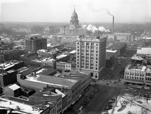 La ciudad de Springfield que muestra el Capitolio del estado de Illinois y la intersección de South 5th Street y East Adams Street, alrededor de 1945. 27 de diciembre (fotografía histórica de Chicago Tribune)